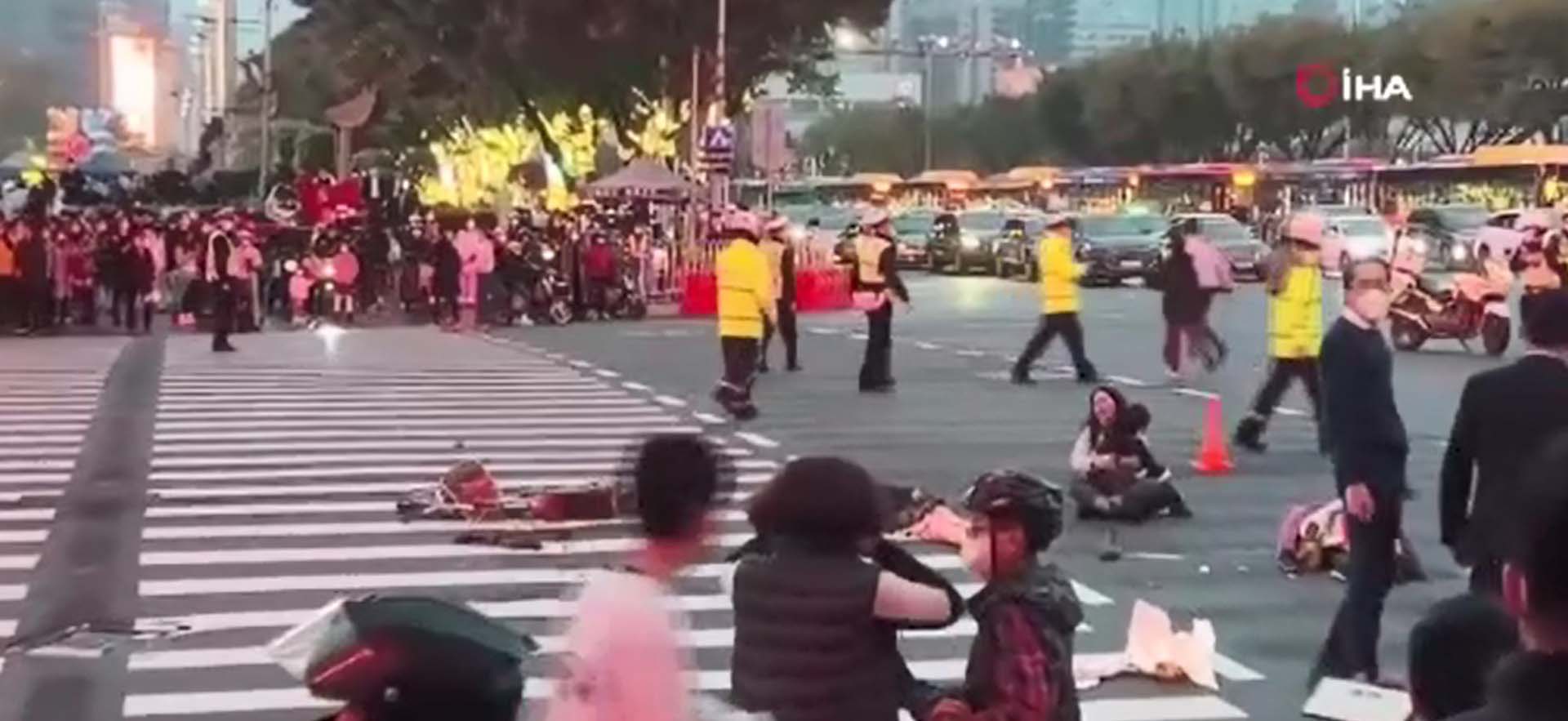 Çin'de can pazarı! Yayaların arasına dalan araç dehşet saçtı: Ölüler ve yaralılar var