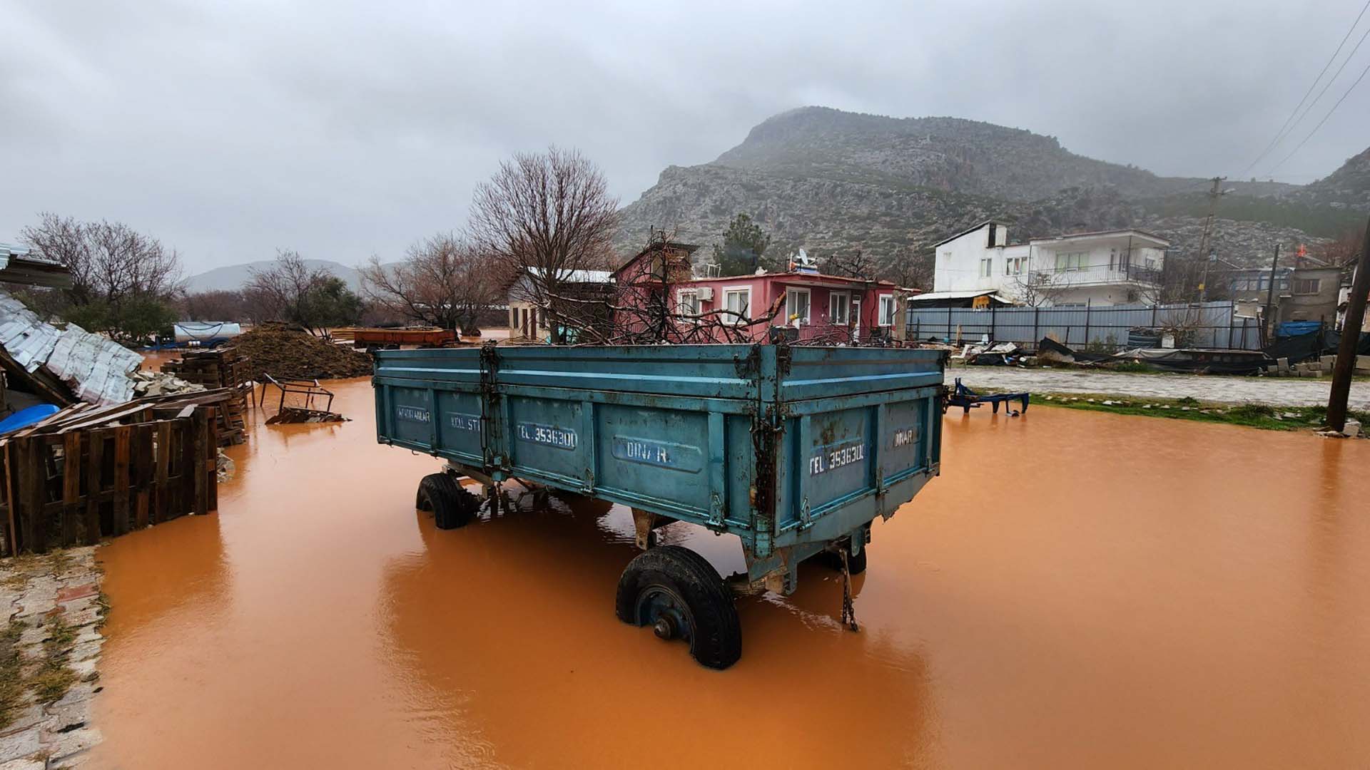 Sağanak yağış etkili oldu! Burdur Bucak'ta evleri, ahırları su bastı, vatandaş yardım istedi