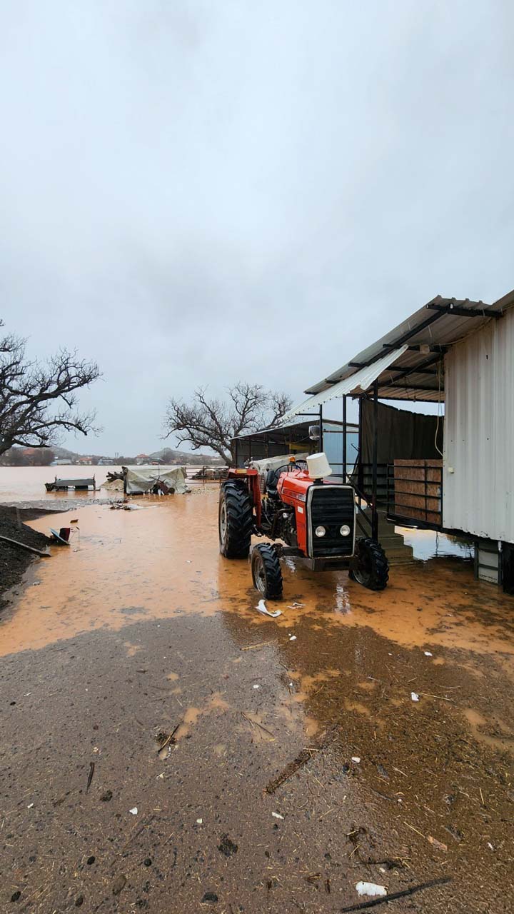 Sağanak yağış etkili oldu! Burdur Bucak'ta evleri, ahırları su bastı, vatandaş yardım istedi