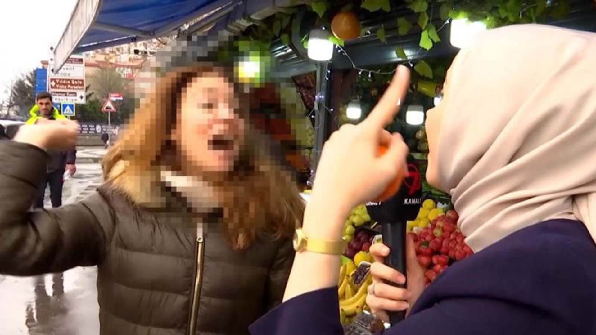 Röportaj yapan başörtülü muhabire çirkin hakaret! Bu 28 Şubat zihniyeti