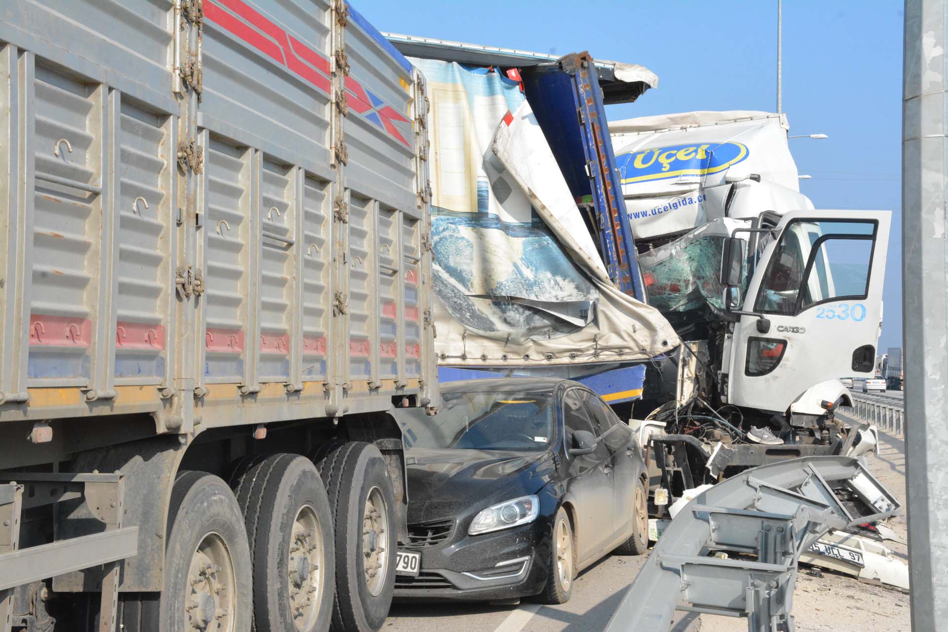 Sis kazaya neden oldu! Manisa Akhisar'da 16 araç birbirine girdi, yol savaş alanına döndü