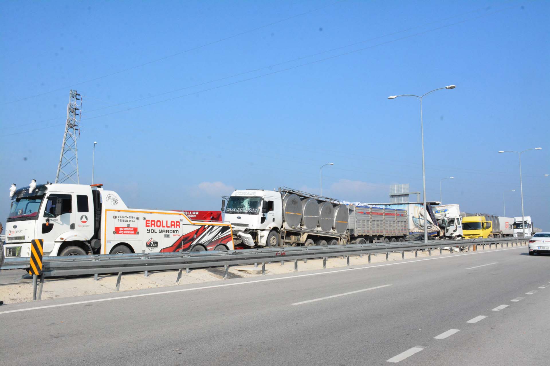 Sis kazaya neden oldu! Manisa Akhisar'da 16 araç birbirine girdi, yol savaş alanına döndü