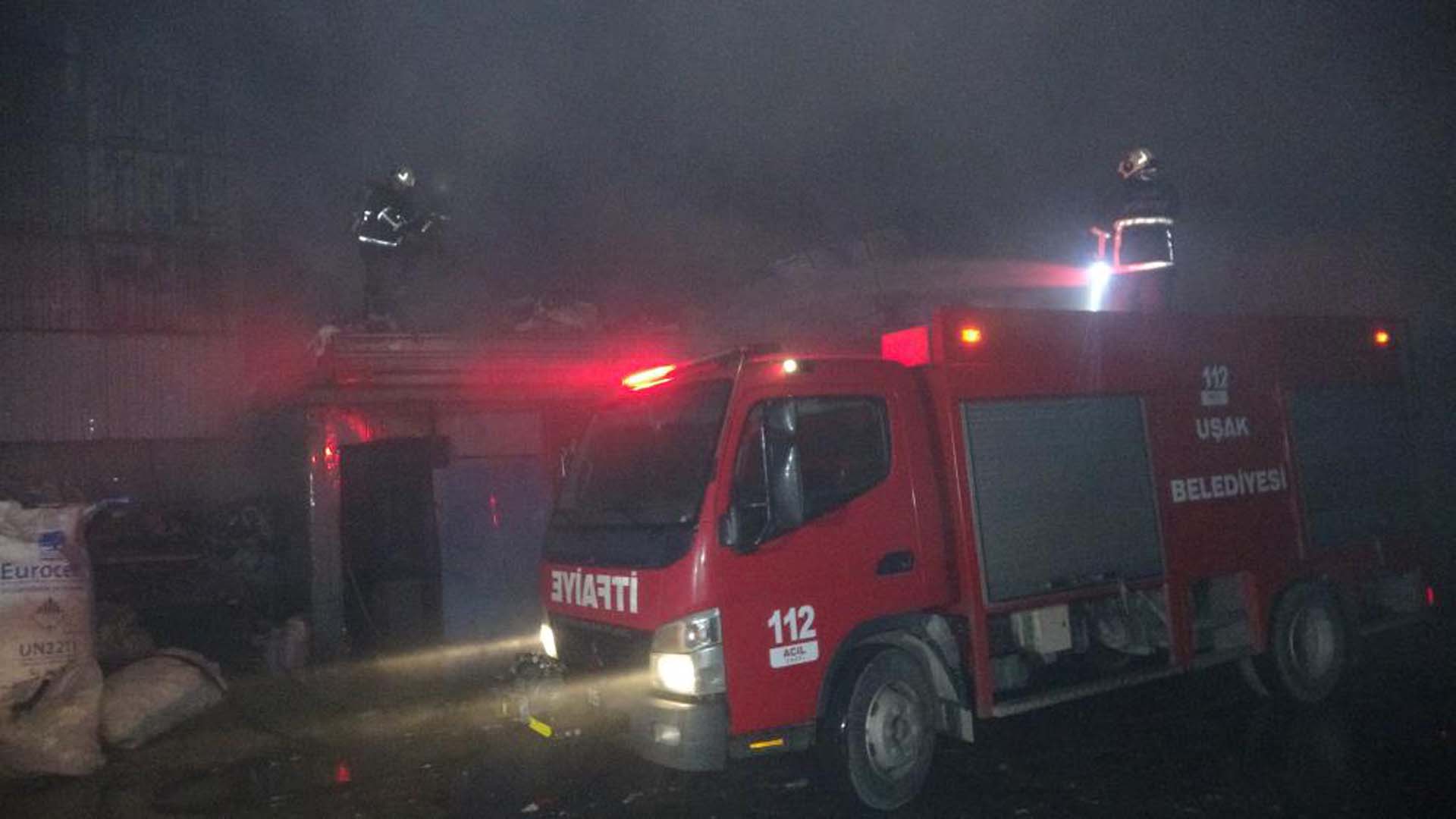 Uşak'ta korkutan yangın: Geri dönüşüm fabrikası alevlere teslim oldu