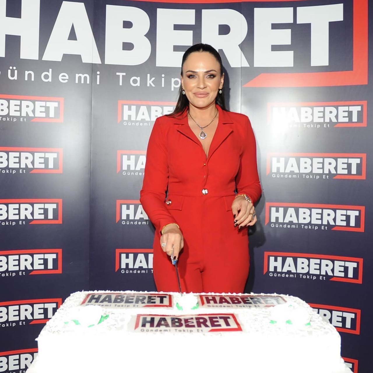 Buket Aydın, Merve Boluğur ile düet mi yapacak? Söylediğimiz şarkılar ile insanları depresyona sokabilir