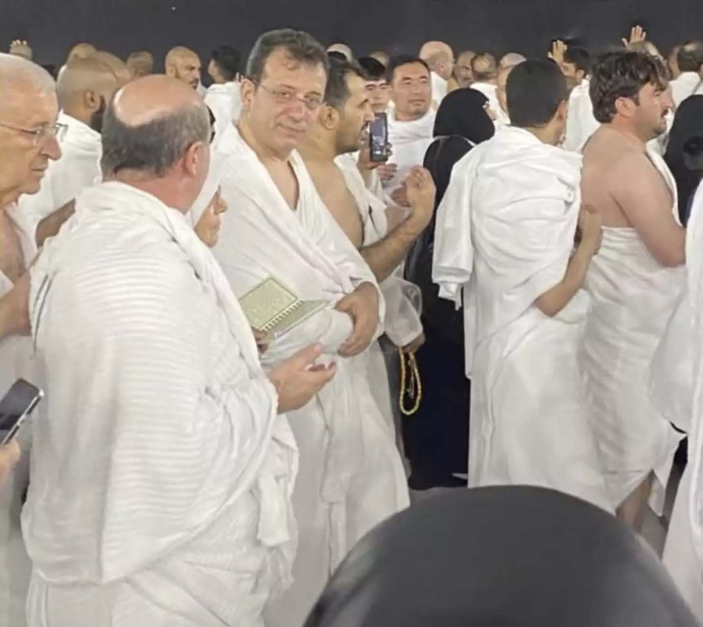 Umre'ye gitmişti! Ekrem İmamoğlu'ndan ilk fotoğraf geldi