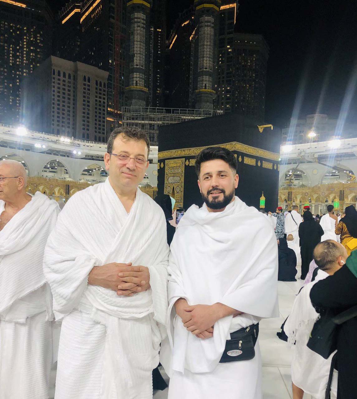 Anne ve babasıyla gitmişti! Ekrem İmamoğlu'nun Umre ziyaretinden yeni fotoğraf! 