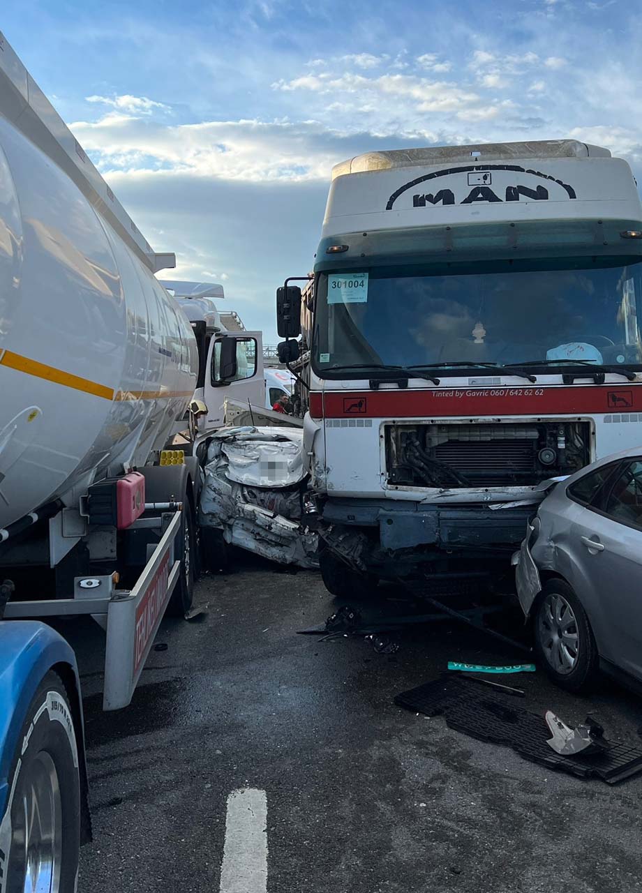 TEM Otoyolu'nda zincirleme trafik kazası! Ortalık savaş alanına döndü, bazı araçlar kağıt gibi ezildi!