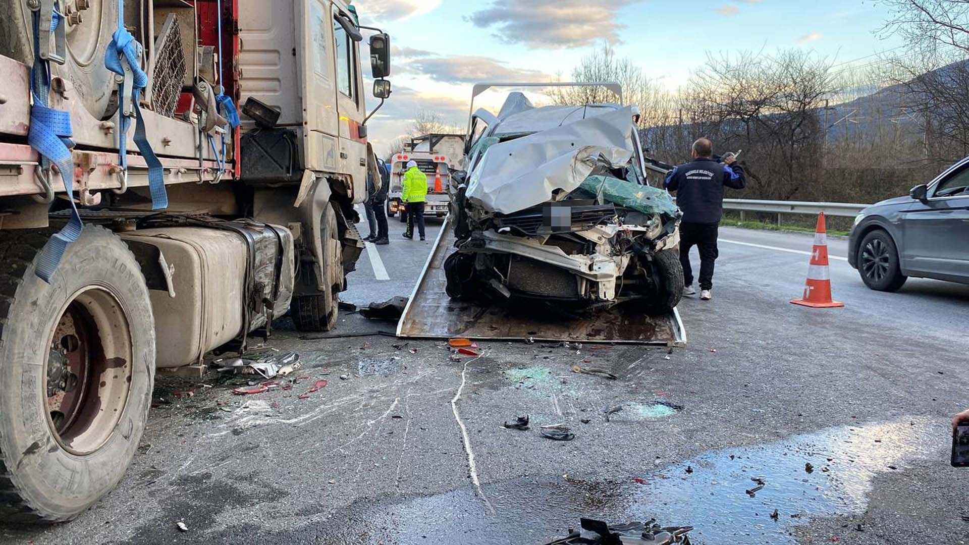 TEM Otoyolu'nda zincirleme trafik kazası! Ortalık savaş alanına döndü, bazı araçlar kağıt gibi ezildi!