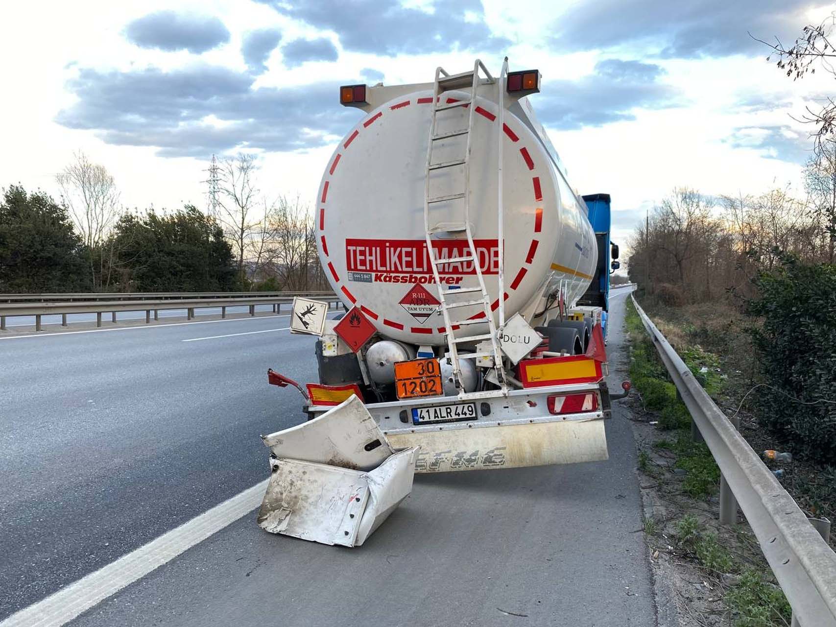 TEM Otoyolu'nda zincirleme trafik kazası! Ortalık savaş alanına döndü, bazı araçlar kağıt gibi ezildi!