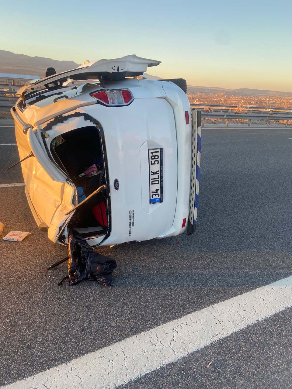 Niğde'de facianın eşiğinden dönüldü! Hafif ticari araç devrildi: Çok sayıda yaralı var 