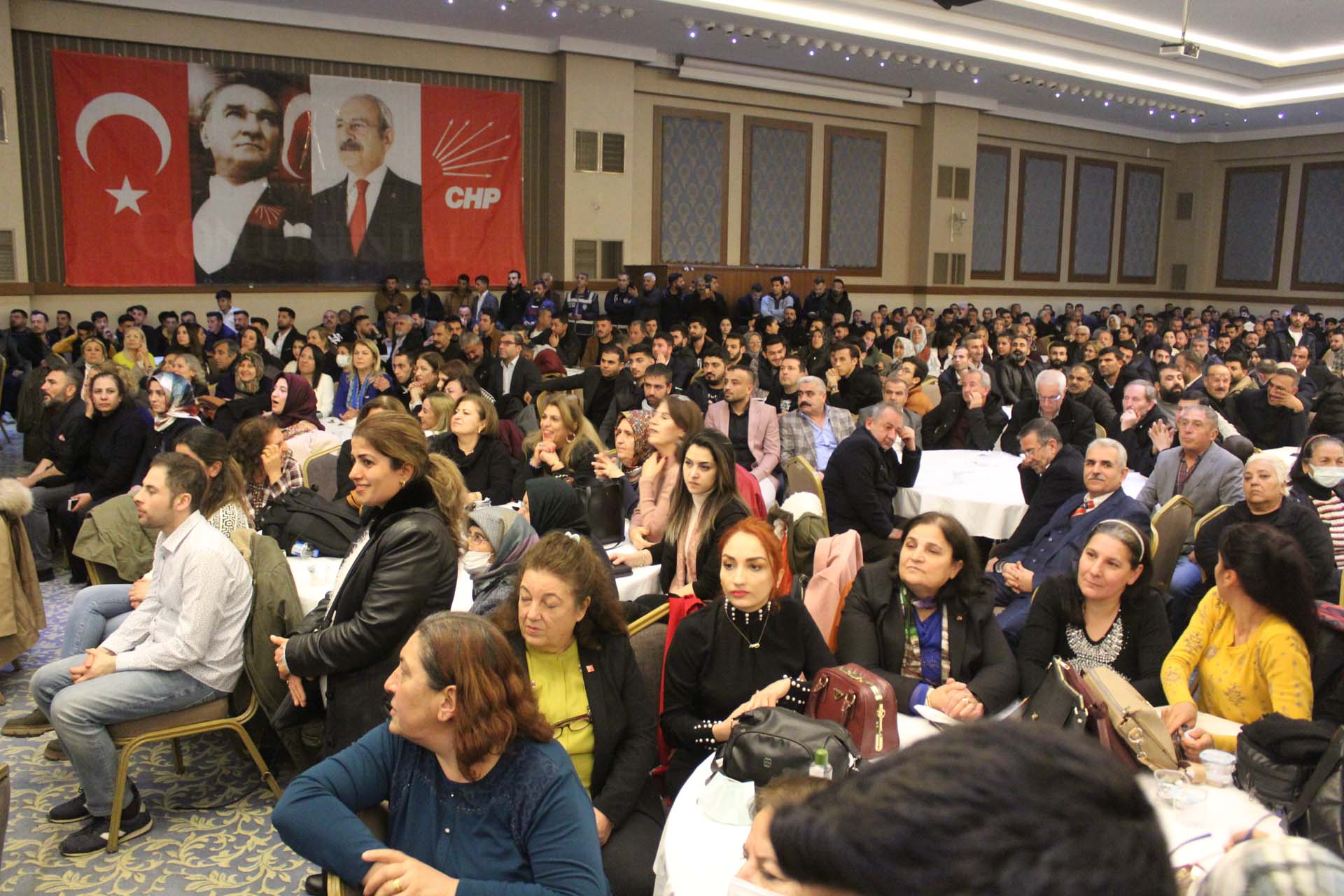 Kılıçdaroğlu, hangi şehirde olduğunu unuttu! Gaziantep'te, Şanlıurfa'da olmaktan son derece mutluyum dedi, salondakiler gülüştü