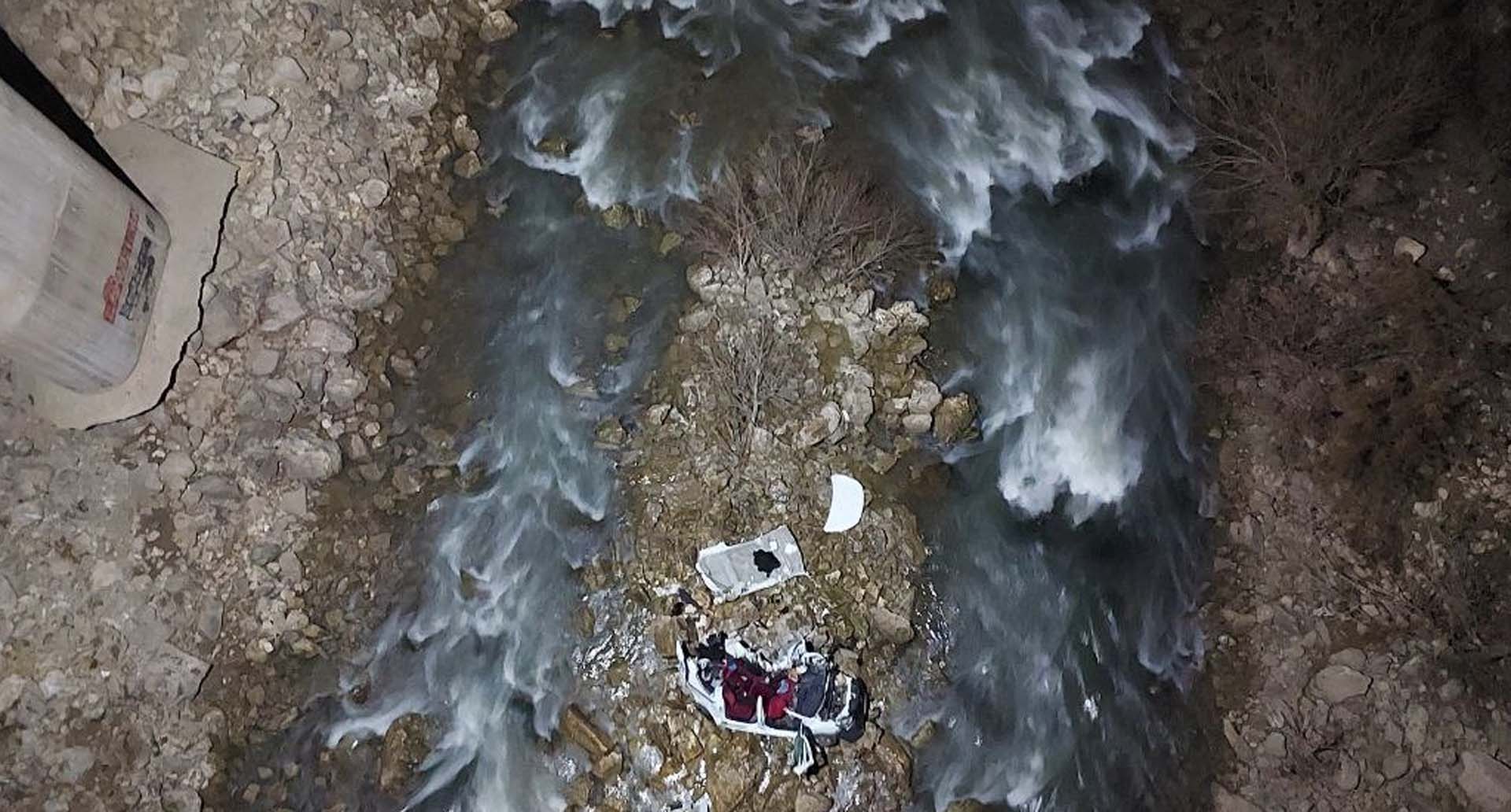 Batman'da korkunç kaza! Köprüden dereye uçan otomobil mezarları oldu