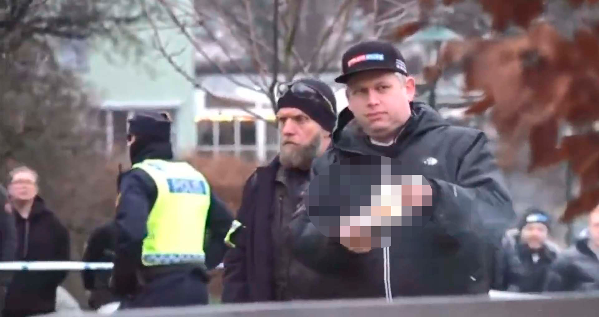 İsveç'teki Türkiye'nin Stockholm Büyükelçiliği önünde Kur'an-ı Kerim yakıldı! Dışişleri Bakanlığı onayı kınadı