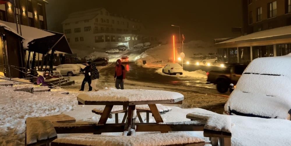 Uludağ kara kavuştu: Vatandaşlar akın etti