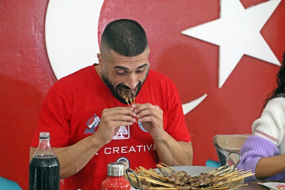 Antalya'da şaşırtan anlar! Turist 18 dakikada 550 çöp şiş yedi: 4 kilo aldım