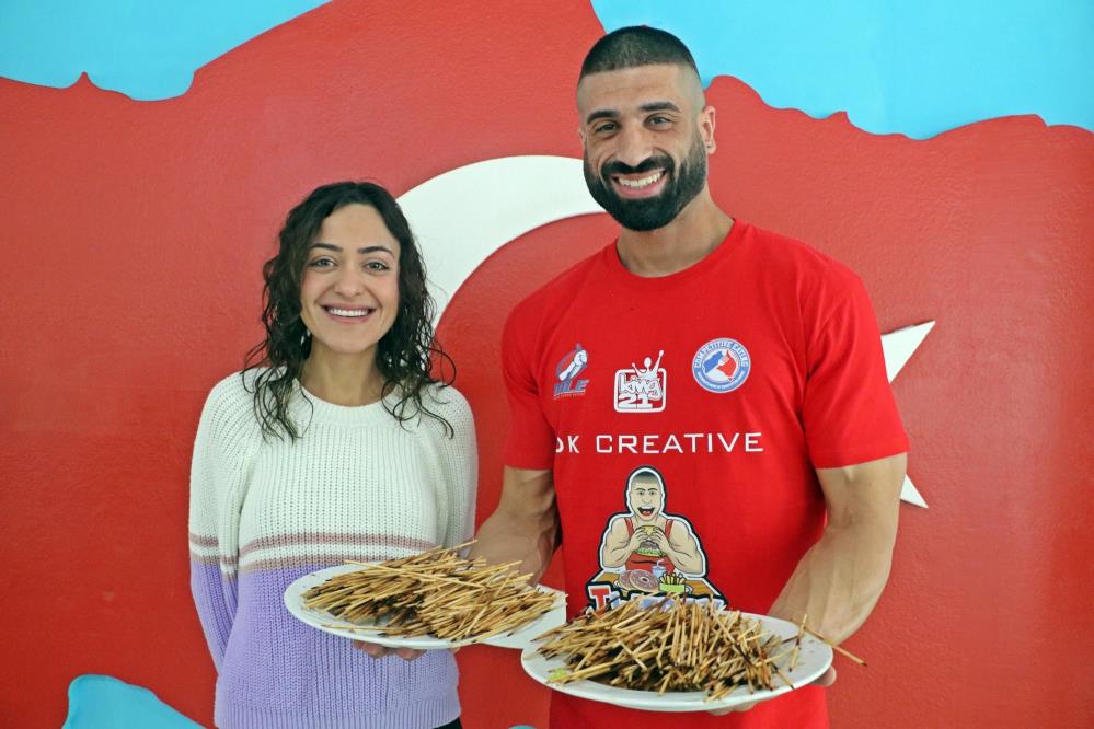 Antalya'da şaşırtan anlar! Turist 18 dakikada 550 çöp şiş yedi: 4 kilo aldım