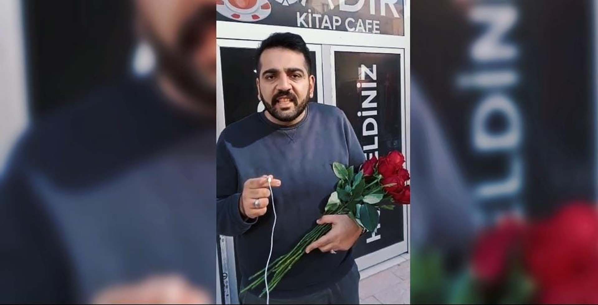 Kur'an-ı Kerim yakılmasına tepki gösteren gençlerden örnek davranış! Kiliseleri gezerek gül dağıttılar 