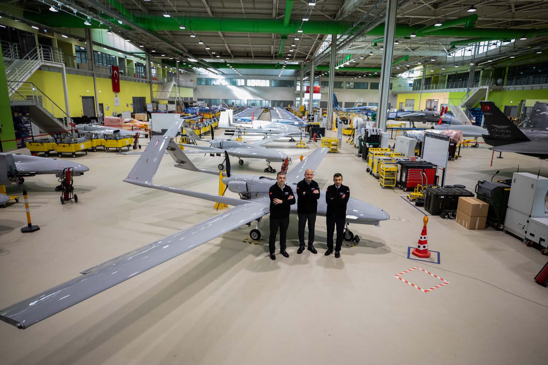 Bakan Süleyman Soylu, BAYKAR'ı ziyaret etti! Bayraktar Kızılelma, İHA ve SİHA'larla önünde fotoğraf çektirdi 