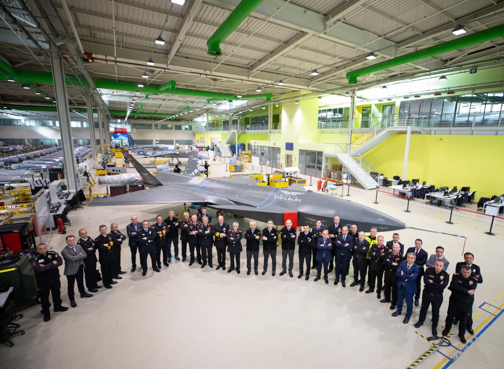 Bakan Süleyman Soylu, BAYKAR'ı ziyaret etti! Bayraktar Kızılelma, İHA ve SİHA'larla önünde fotoğraf çektirdi 