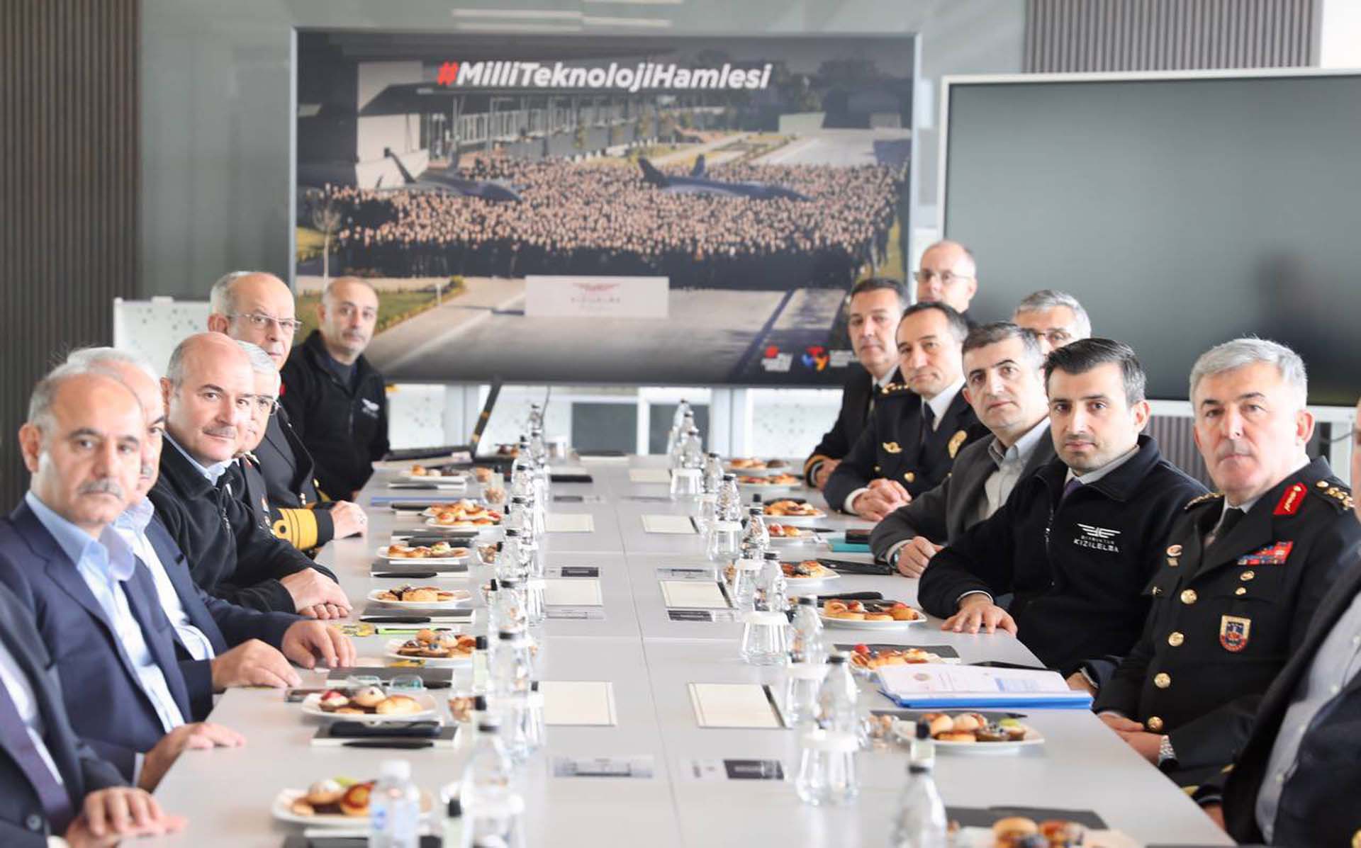 Bakan Süleyman Soylu, BAYKAR'ı ziyaret etti! Bayraktar Kızılelma, İHA ve SİHA'larla önünde fotoğraf çektirdi 