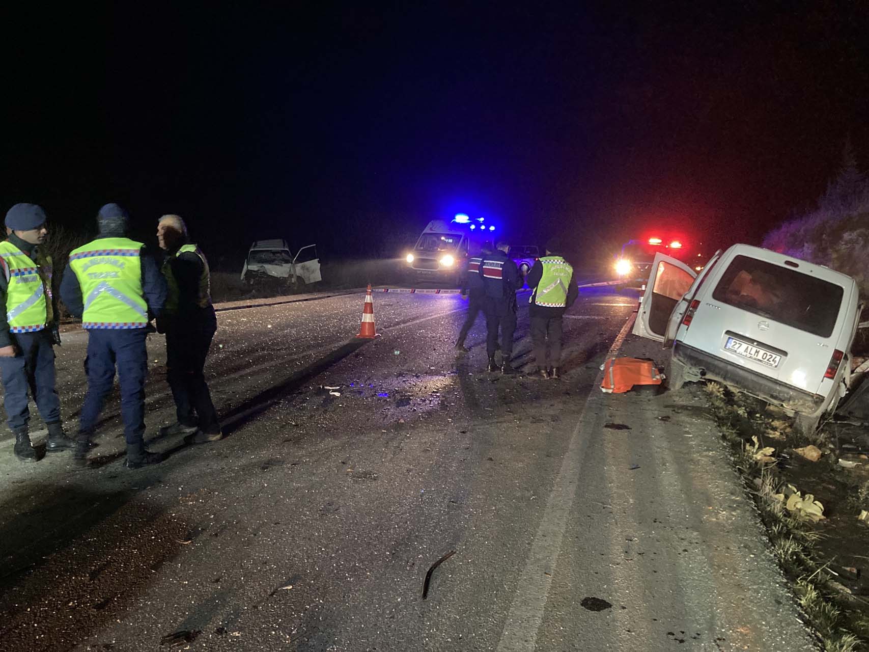 Gaziantep'te iki araç kafa kafaya çarpıştı: Ölü ve yaralılar var 