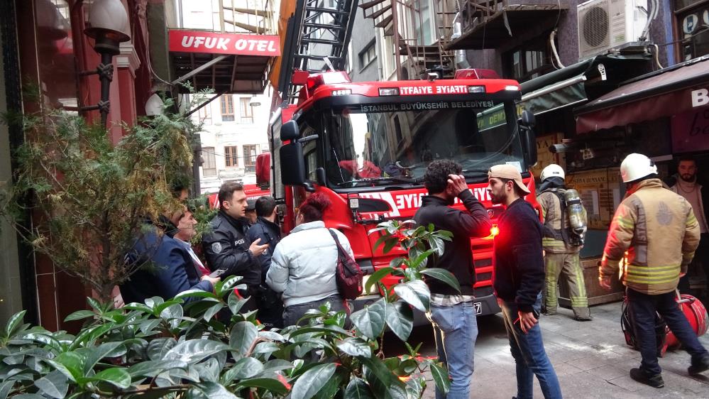 İstanbul'da yangın paniğe neden oldu: Apartmanın çatısı alevlere teslim oldu