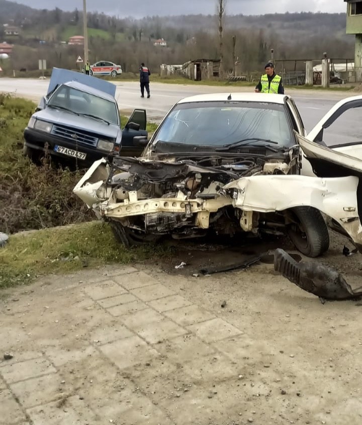 2 aracı hurdaya döndüren kaza: Yaralılar var