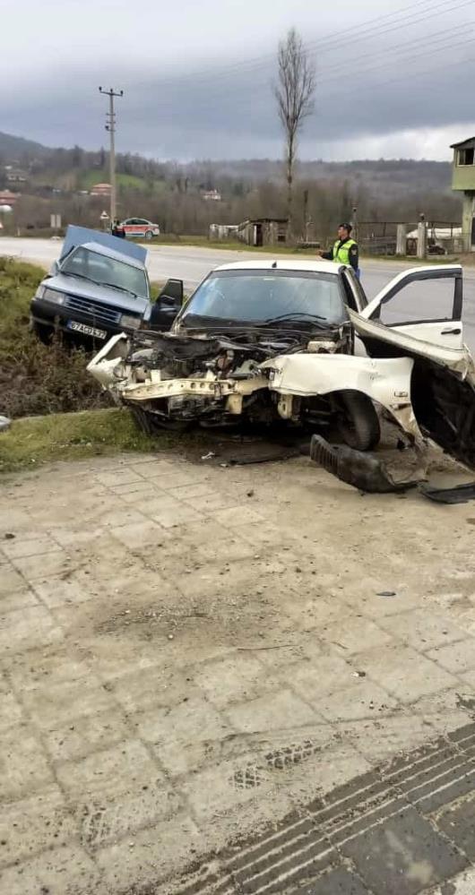 2 aracı hurdaya döndüren kaza: Yaralılar var