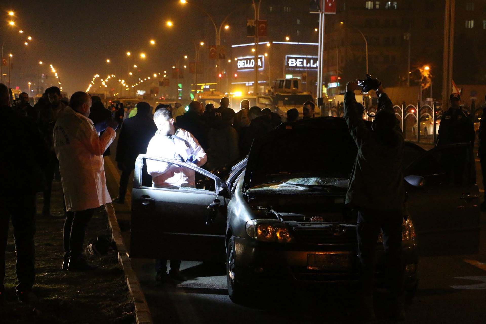 Diyarbakır'da feci kaza! Polislerin olduğu aracı biçti, başka araca çarptı: Polis memuru Kemal Güleç şehit oldu, yaralılar var 