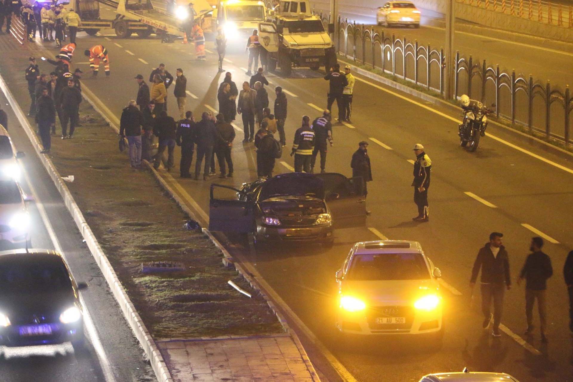 Diyarbakır'da feci kaza! Polislerin olduğu aracı biçti, başka araca çarptı: Polis memuru Kemal Güleç şehit oldu, yaralılar var 