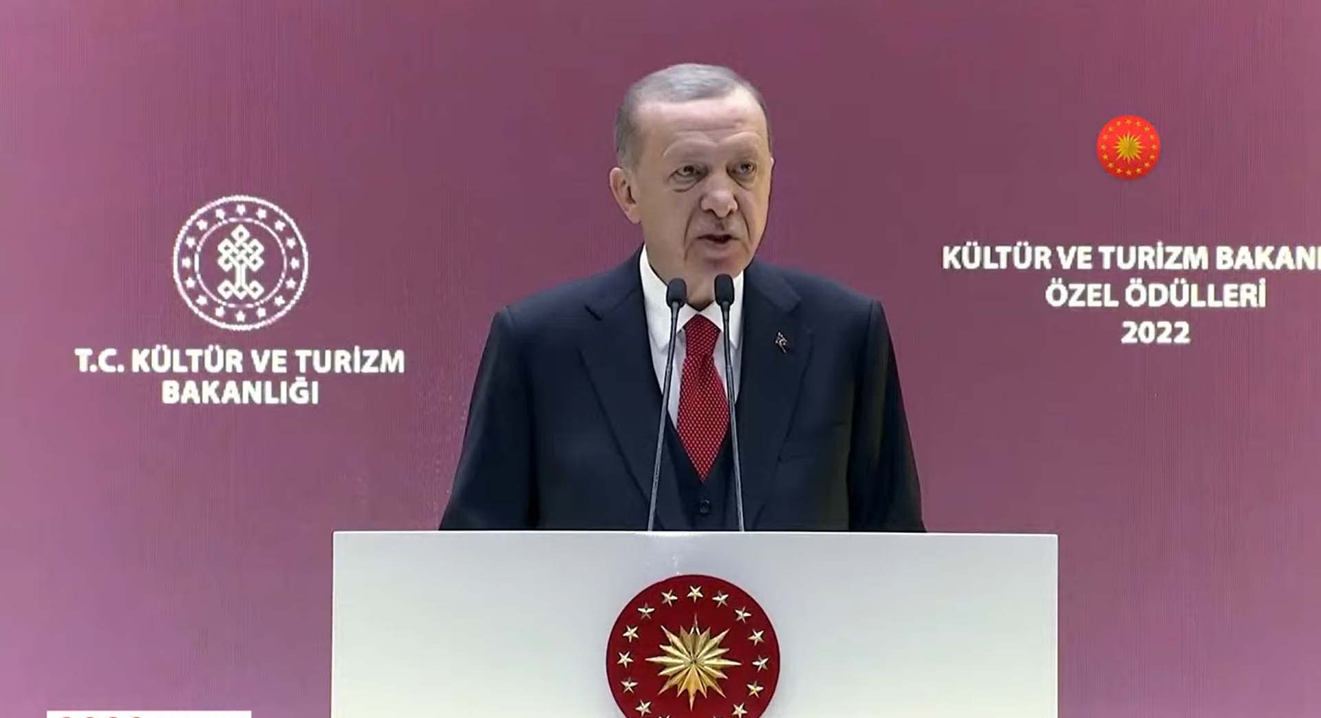 Cumhurbaşkanı Erdoğan, ödül töreninde konuştu: Kültür sanat camiamızı esir alan, mahalle baskısını reddediyoruz
