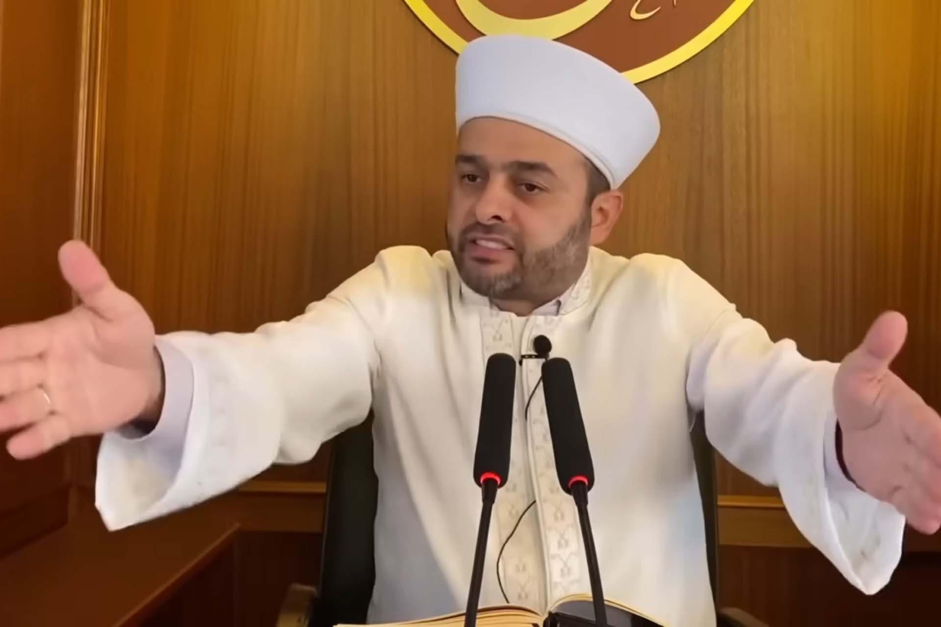 Sesten rahatsız olan vatandaşlar, imam Halil Konakcı'yı şikayet etti! Şikayet sonrası cemaat yüksek sesle tekbir getirdi
