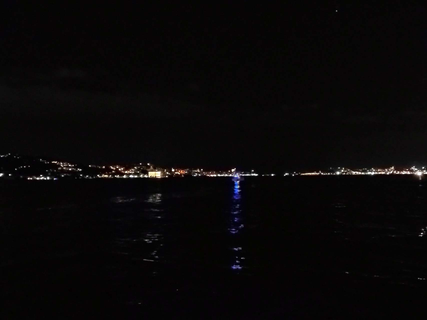 15 Temmuz Şehitler Köprüsü'nde intihar! Korkuluklara çıktı, kendini boşluğa bıraktı 