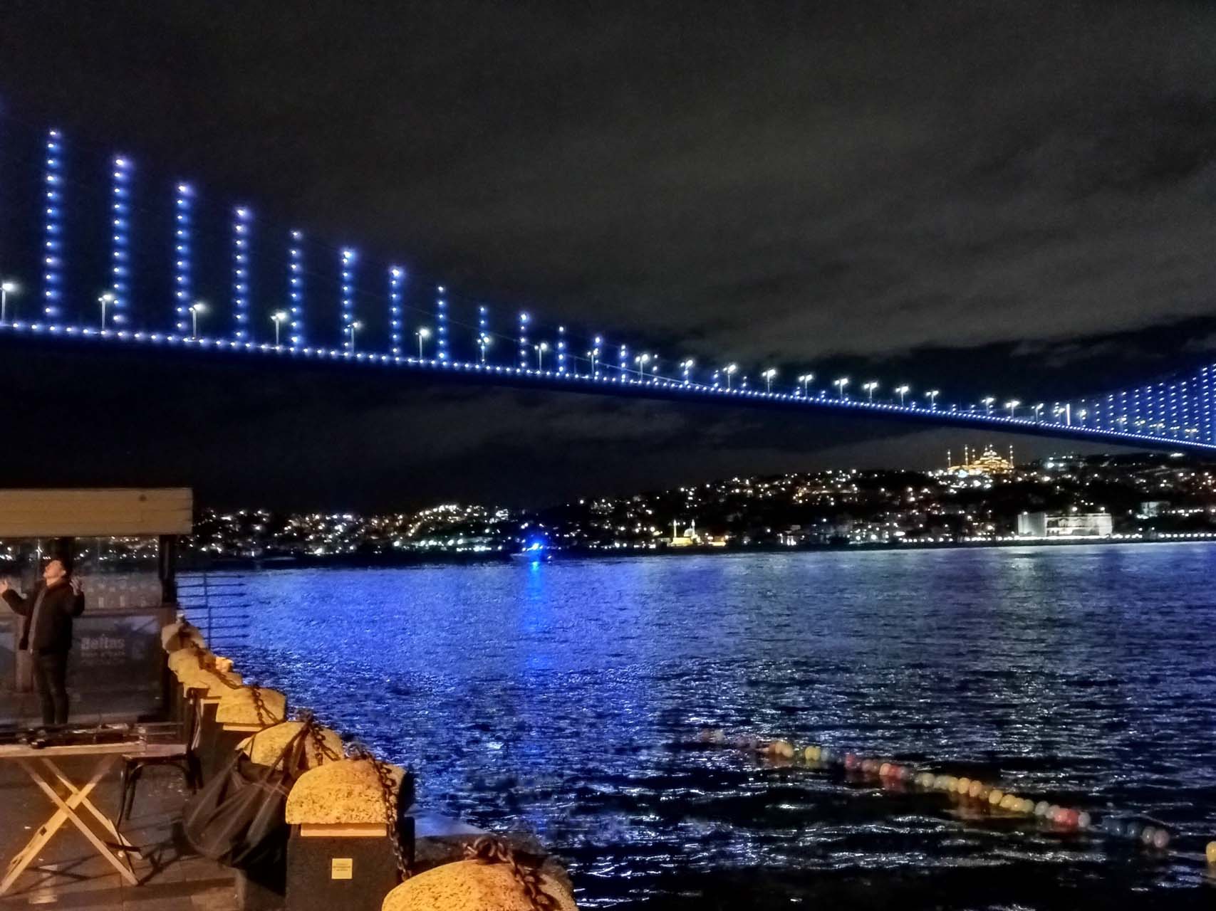 15 Temmuz Şehitler Köprüsü'nde intihar! Korkuluklara çıktı, kendini boşluğa bıraktı 