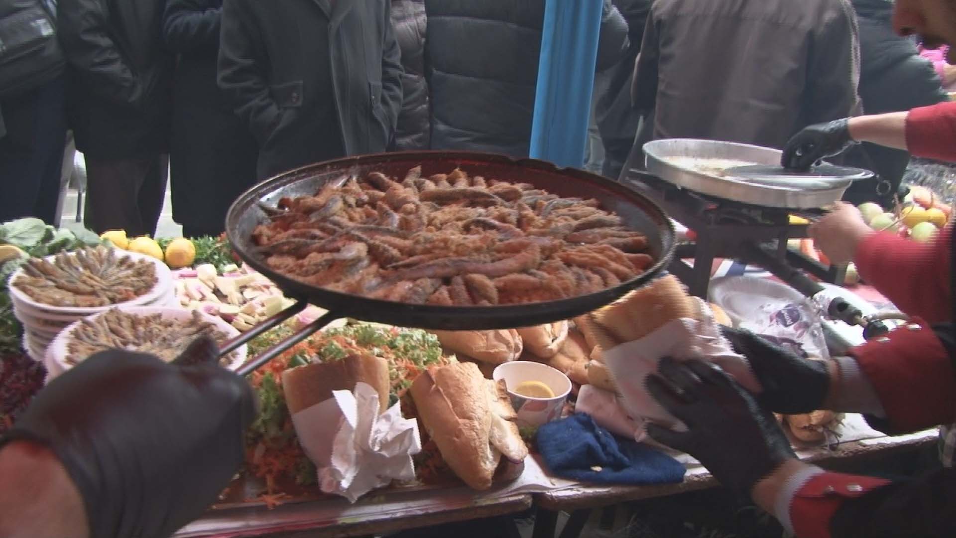 Bedava hamsi ve muhlama için sıraya girdiler, birbirlerini ezdiler! 