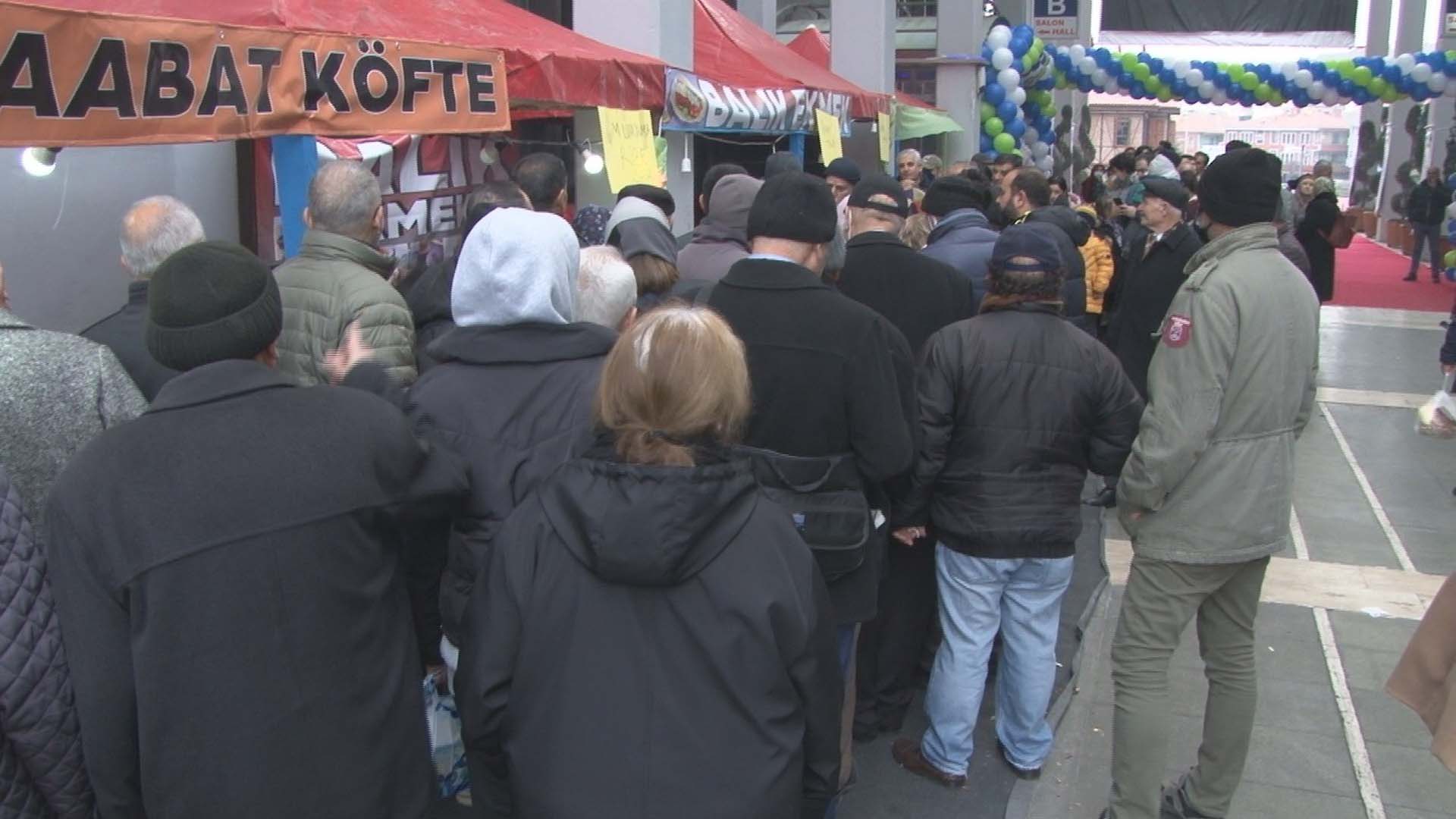 Bedava hamsi ve muhlama için sıraya girdiler, birbirlerini ezdiler! 