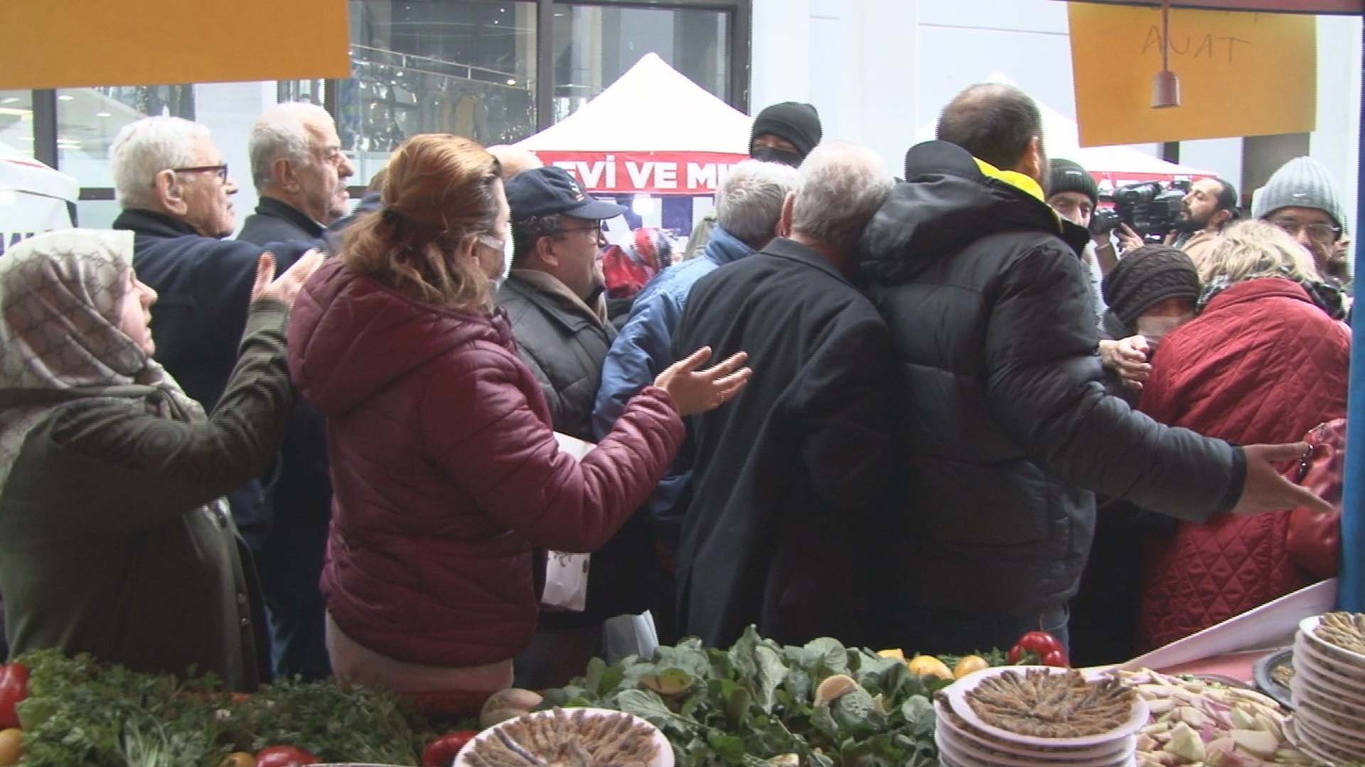 Bedava hamsi ve muhlama için sıraya girdiler, birbirlerini ezdiler! 
