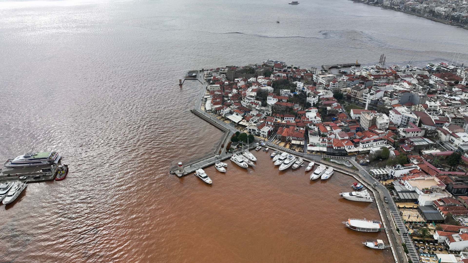 Muğla'da sağanak yağış ve fırtına hayatı felç etti! Yağmur suları denizin rengini değiştirdi