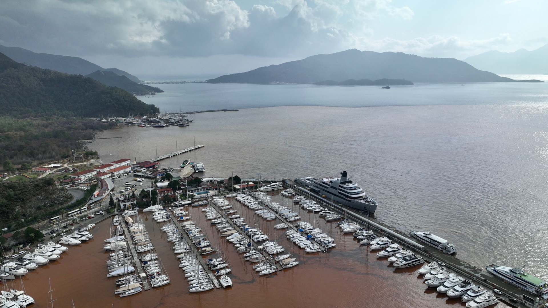 Muğla'da sağanak yağış ve fırtına hayatı felç etti! Yağmur suları denizin rengini değiştirdi