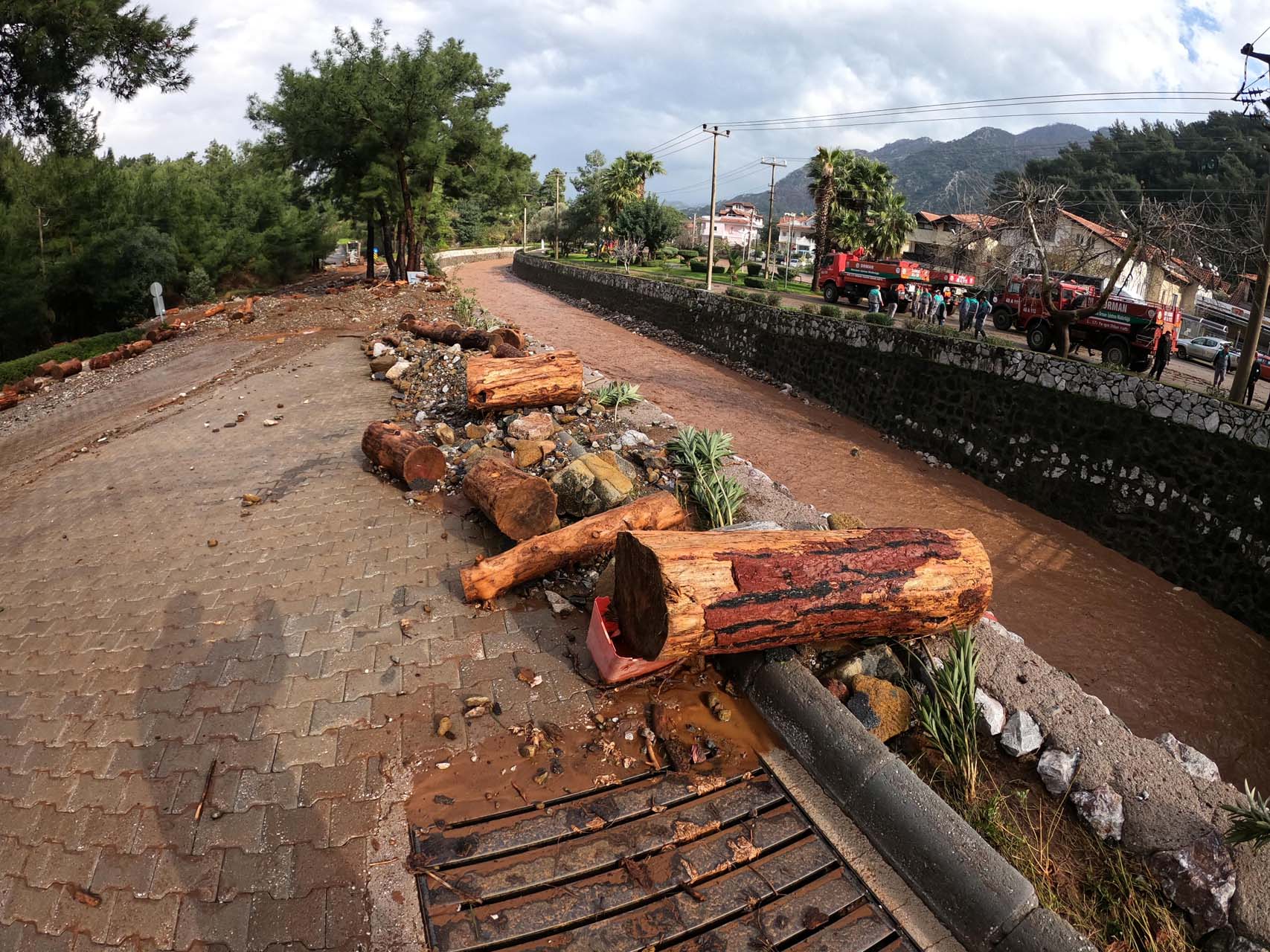 Muğla'da sağanak yağış ve fırtına hayatı felç etti! Yağmur suları denizin rengini değiştirdi