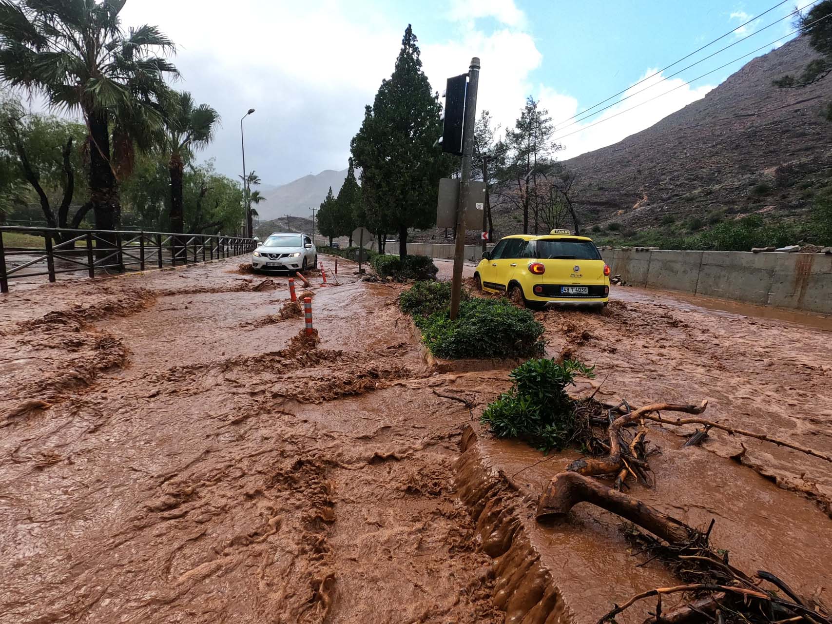 Muğla'da sağanak yağış ve fırtına hayatı felç etti! Yağmur suları denizin rengini değiştirdi