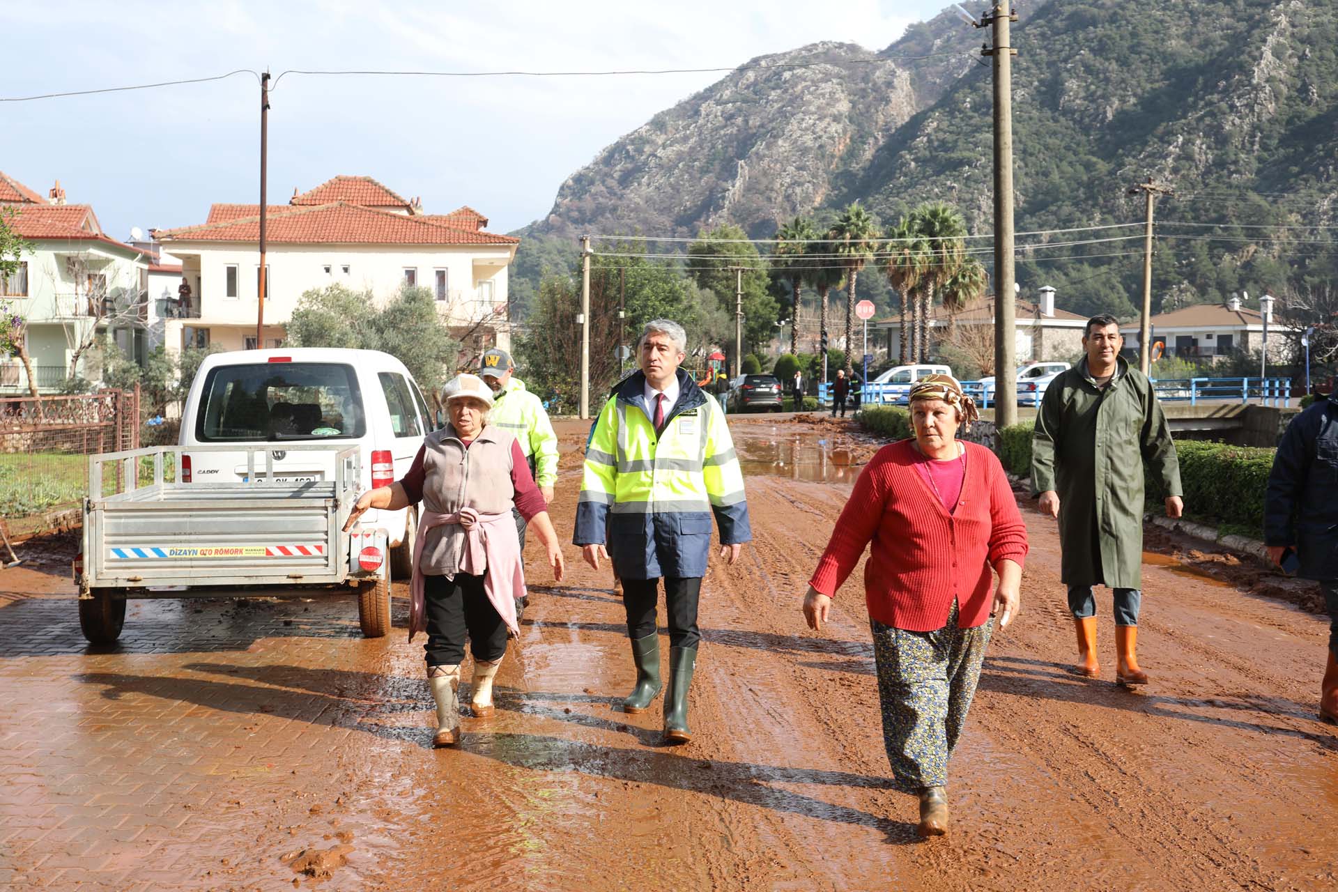 Muğla'da sağanak yağış ve fırtına hayatı felç etti! Yağmur suları denizin rengini değiştirdi