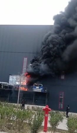 Kocaeli'de korkutan yangın: Alüminyum fabrikası alevlere teslim oldu
