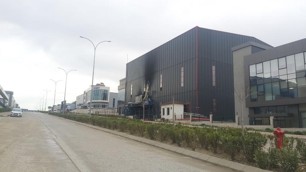 Kocaeli'de korkutan yangın: Alüminyum fabrikası alevlere teslim oldu