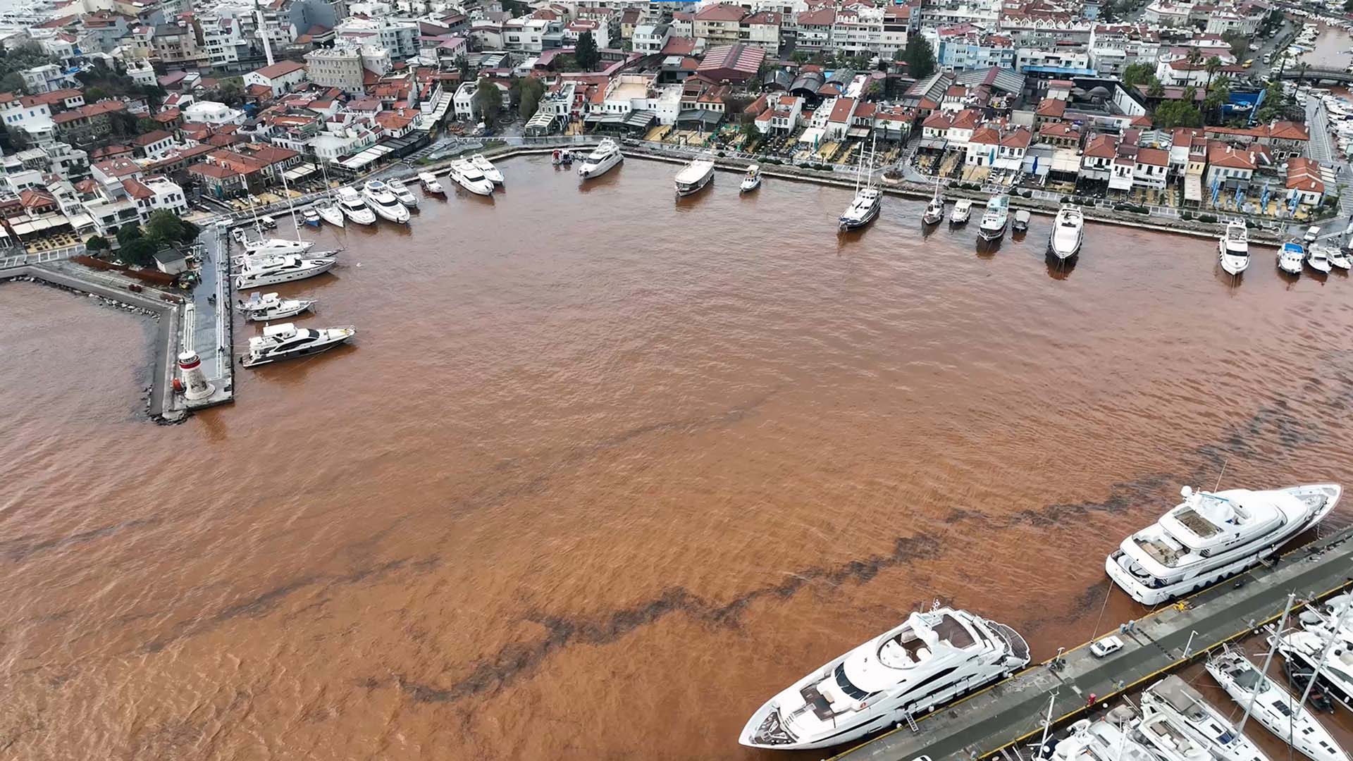 Muğla'da sağanak yağış ve fırtına hayatı felç etti! Yağmur suları denizin rengini değiştirdi
