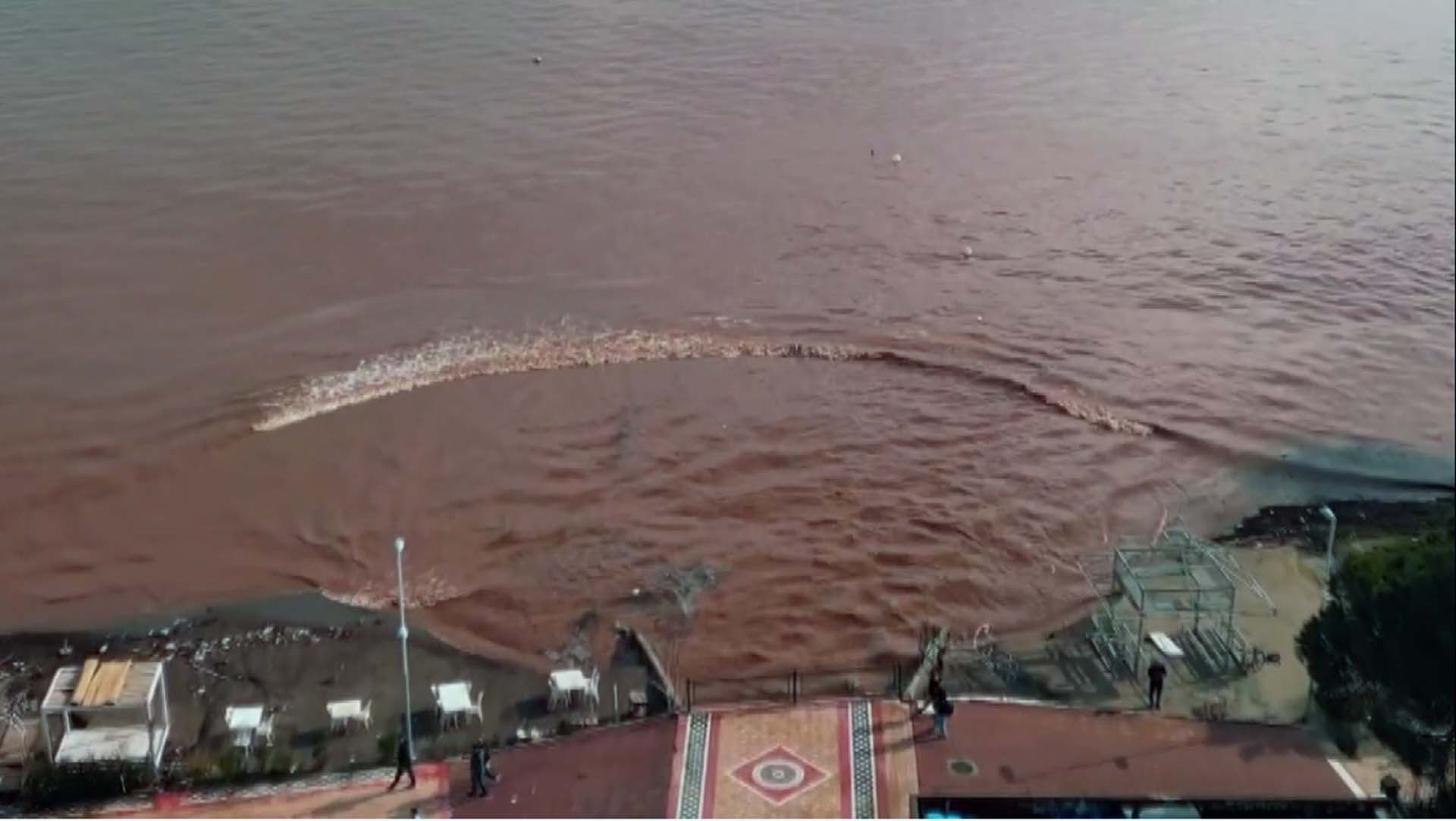 Muğla'da sağanak yağış ve fırtına hayatı felç etti! Yağmur suları denizin rengini değiştirdi