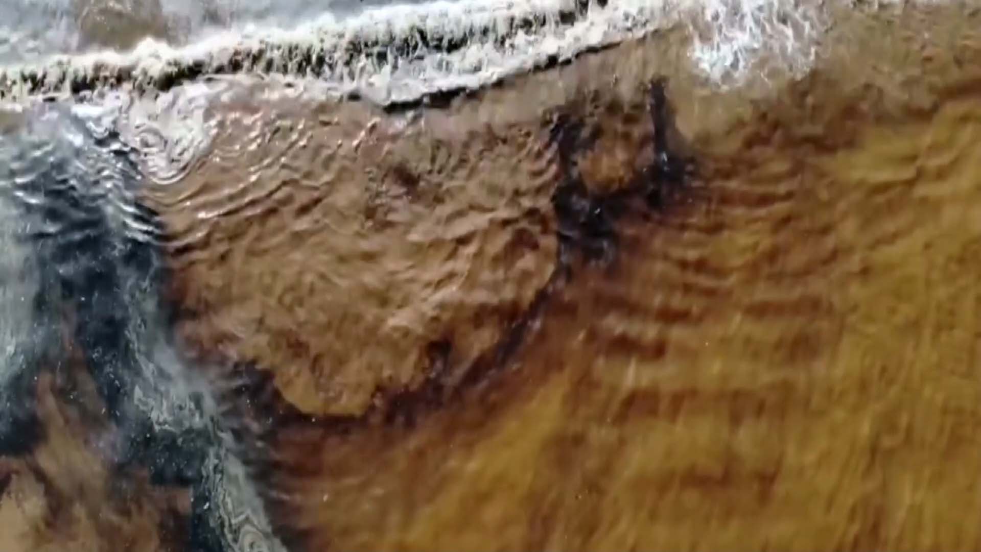 Muğla'da sağanak yağış ve fırtına hayatı felç etti! Yağmur suları denizin rengini değiştirdi