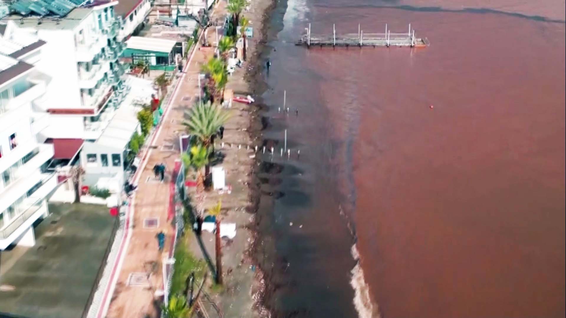 Muğla'da sağanak yağış ve fırtına hayatı felç etti! Yağmur suları denizin rengini değiştirdi
