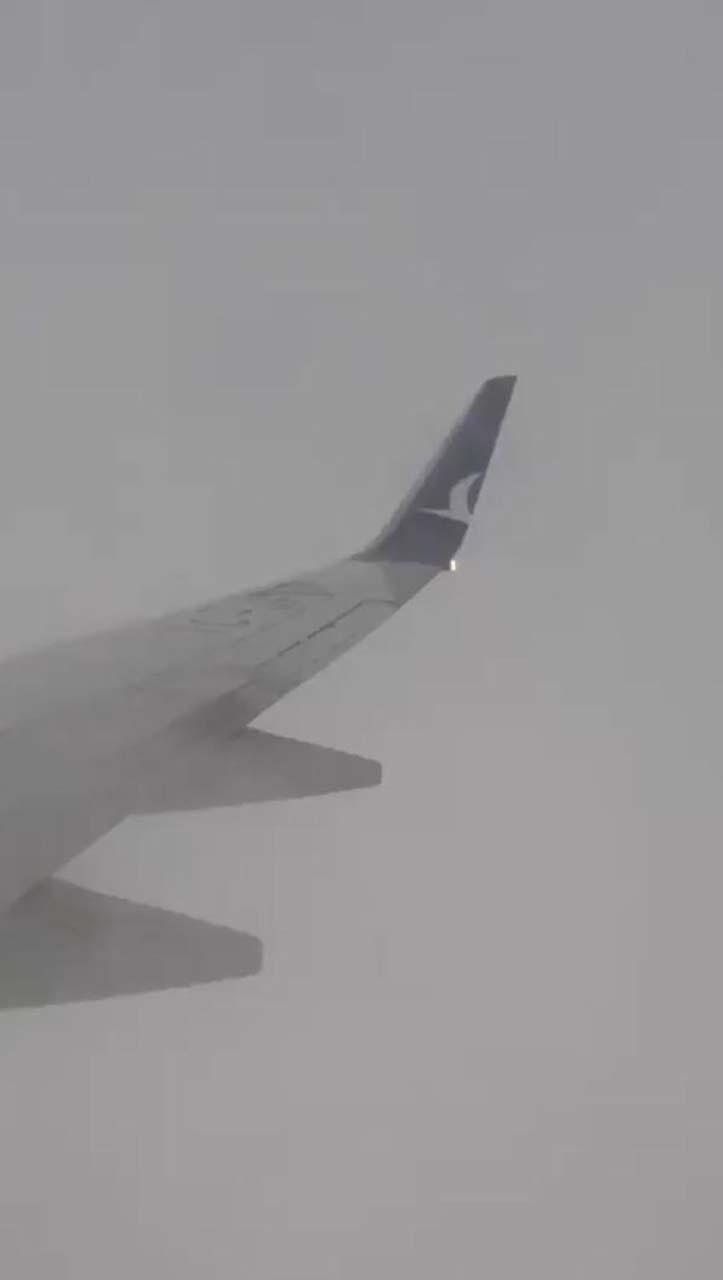 Yolcu uçağına yıldırım isabet etti! O anlar saniye saniye kaydedildi