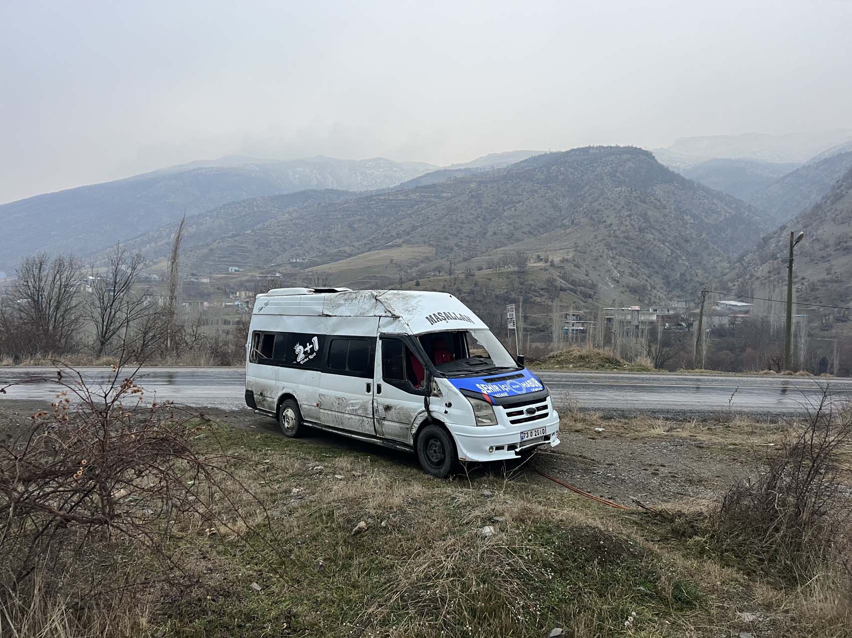 Şanlıurfa'da minibüs şarampole devrildi: Yaralılar var